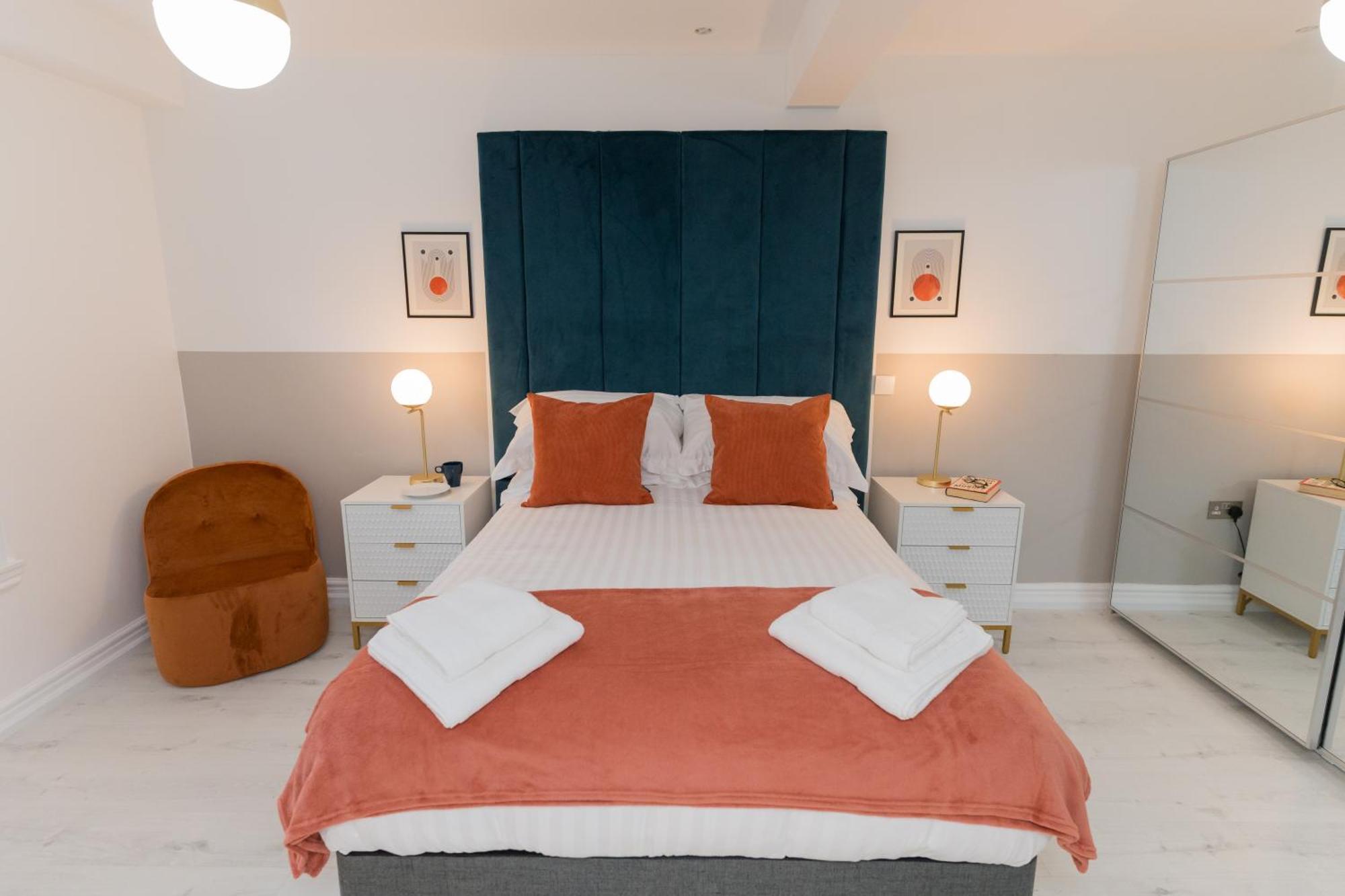 Luxurious 2 Bed Birmingham House Free Parking - Sleeps 6アパートメント エクステリア 写真