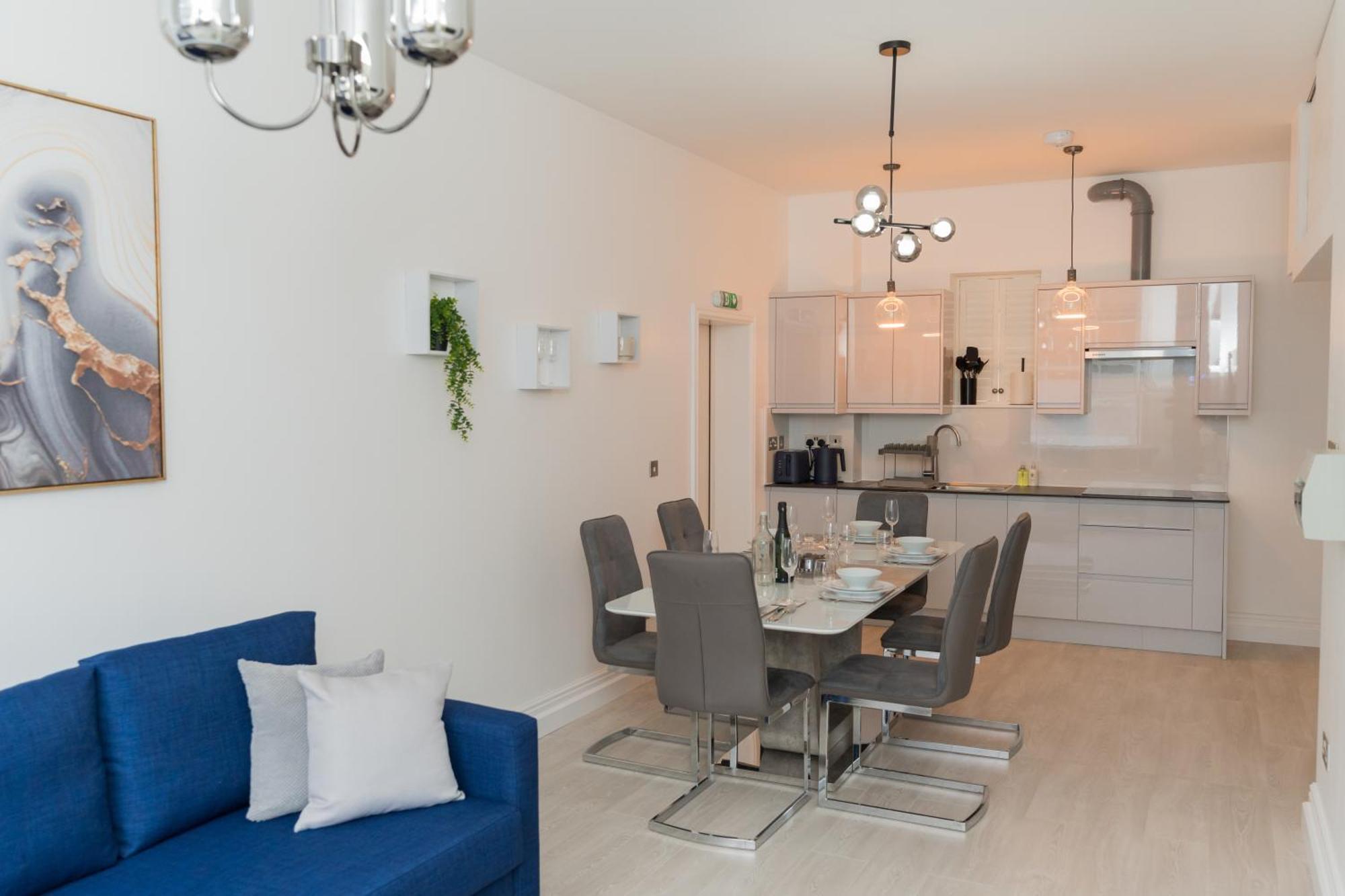 Luxurious 2 Bed Birmingham House Free Parking - Sleeps 6アパートメント エクステリア 写真
