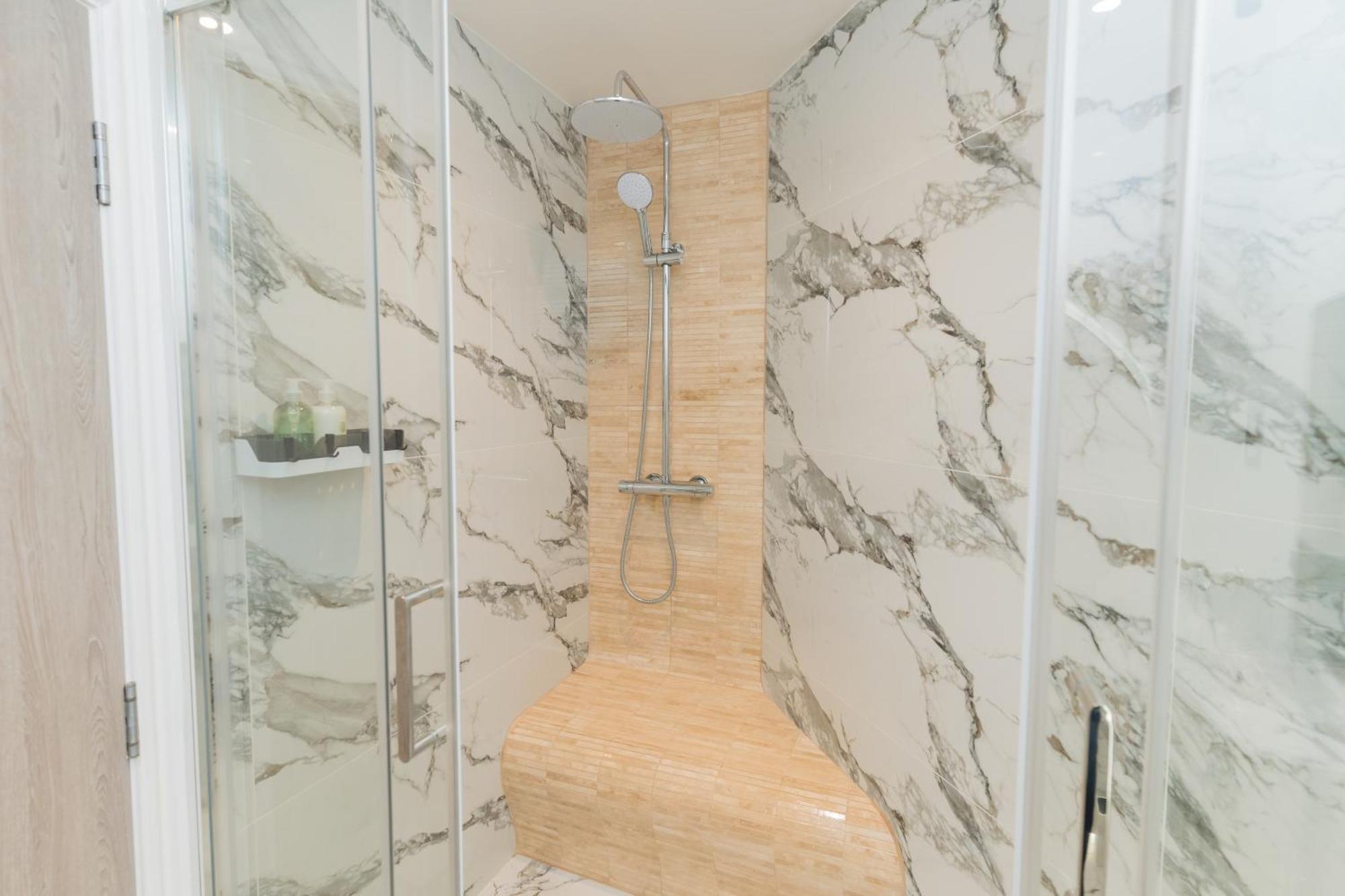 Luxurious 2 Bed Birmingham House Free Parking - Sleeps 6アパートメント エクステリア 写真