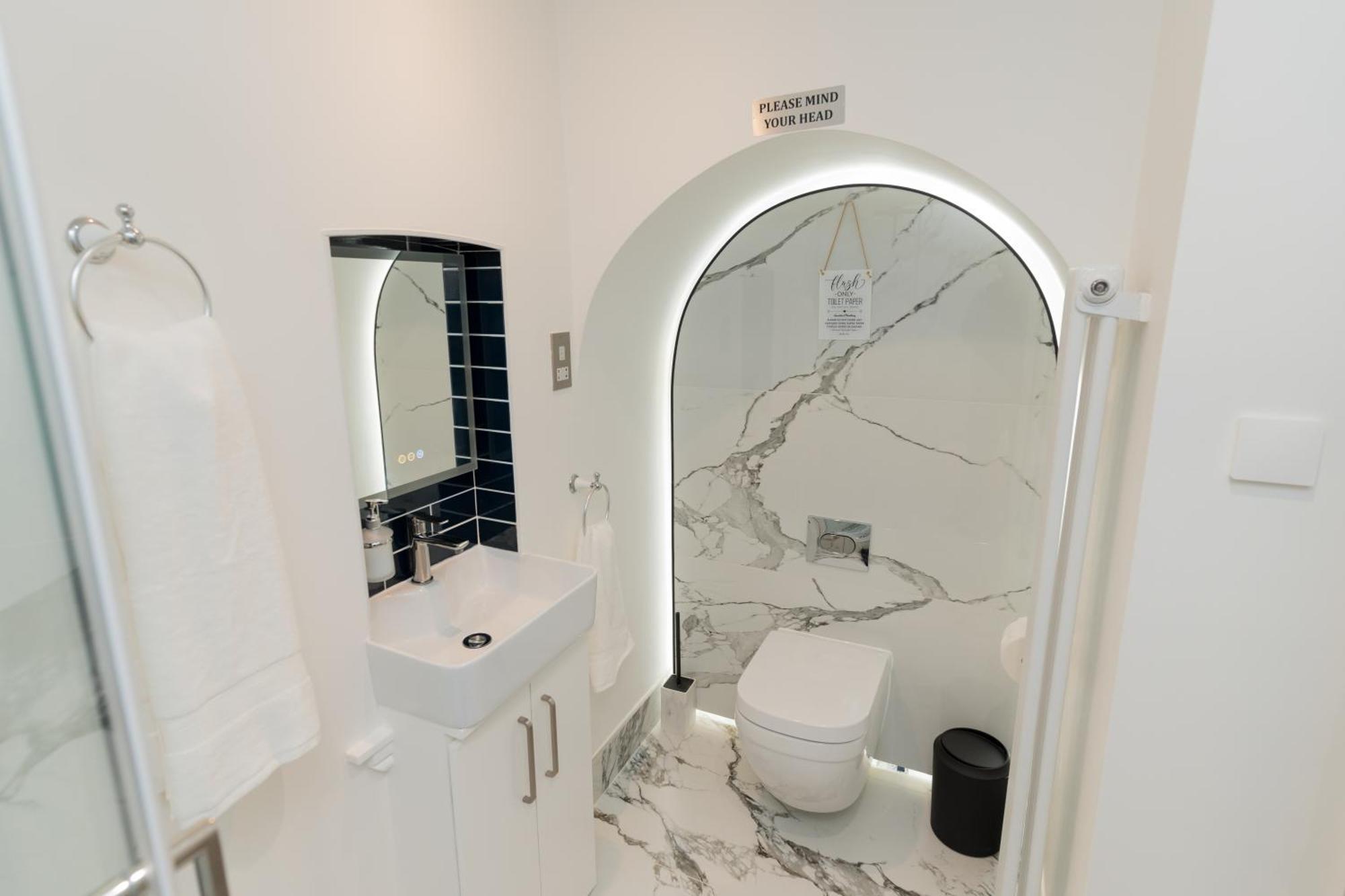 Luxurious 2 Bed Birmingham House Free Parking - Sleeps 6アパートメント エクステリア 写真