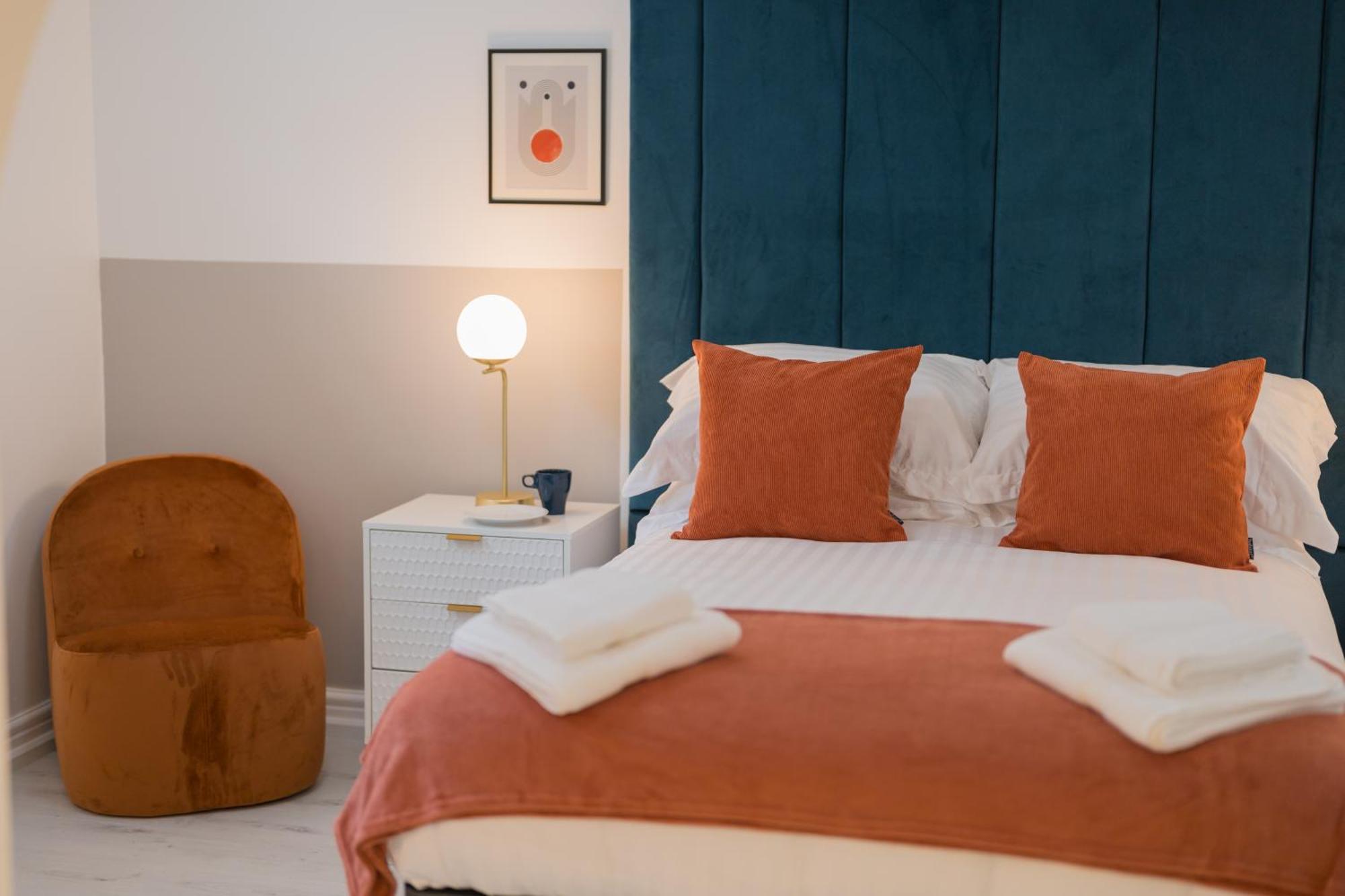Luxurious 2 Bed Birmingham House Free Parking - Sleeps 6アパートメント エクステリア 写真