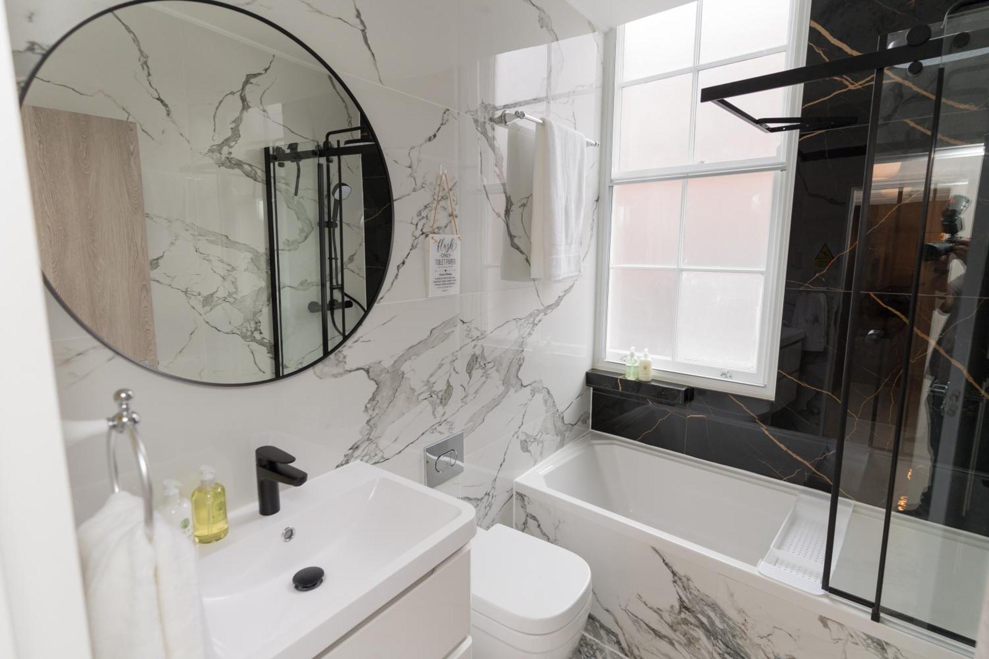 Luxurious 2 Bed Birmingham House Free Parking - Sleeps 6アパートメント エクステリア 写真