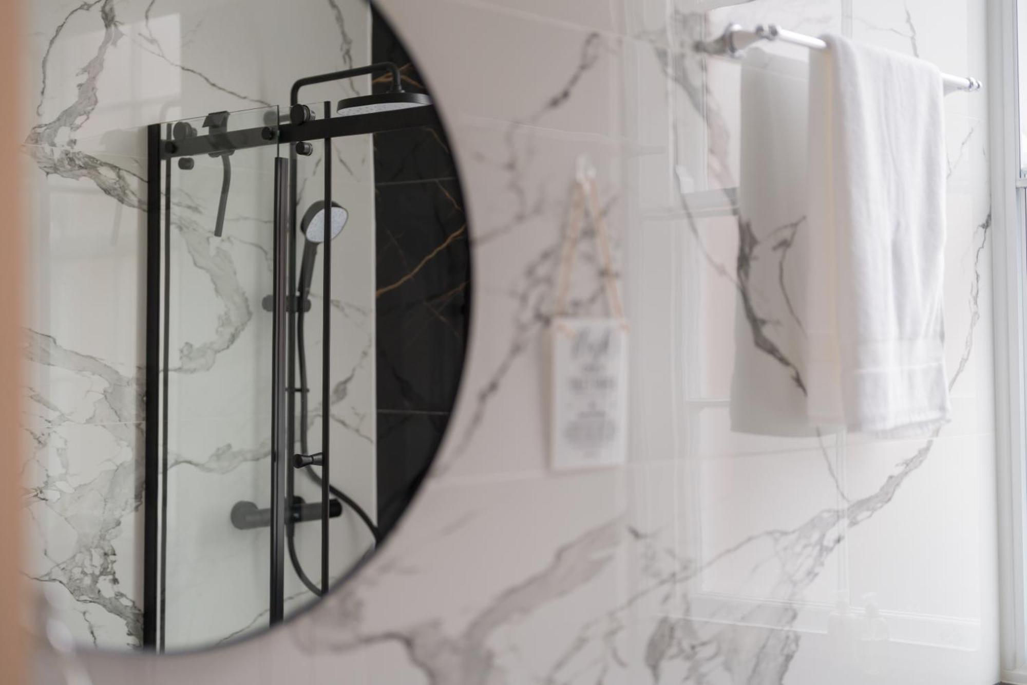Luxurious 2 Bed Birmingham House Free Parking - Sleeps 6アパートメント エクステリア 写真
