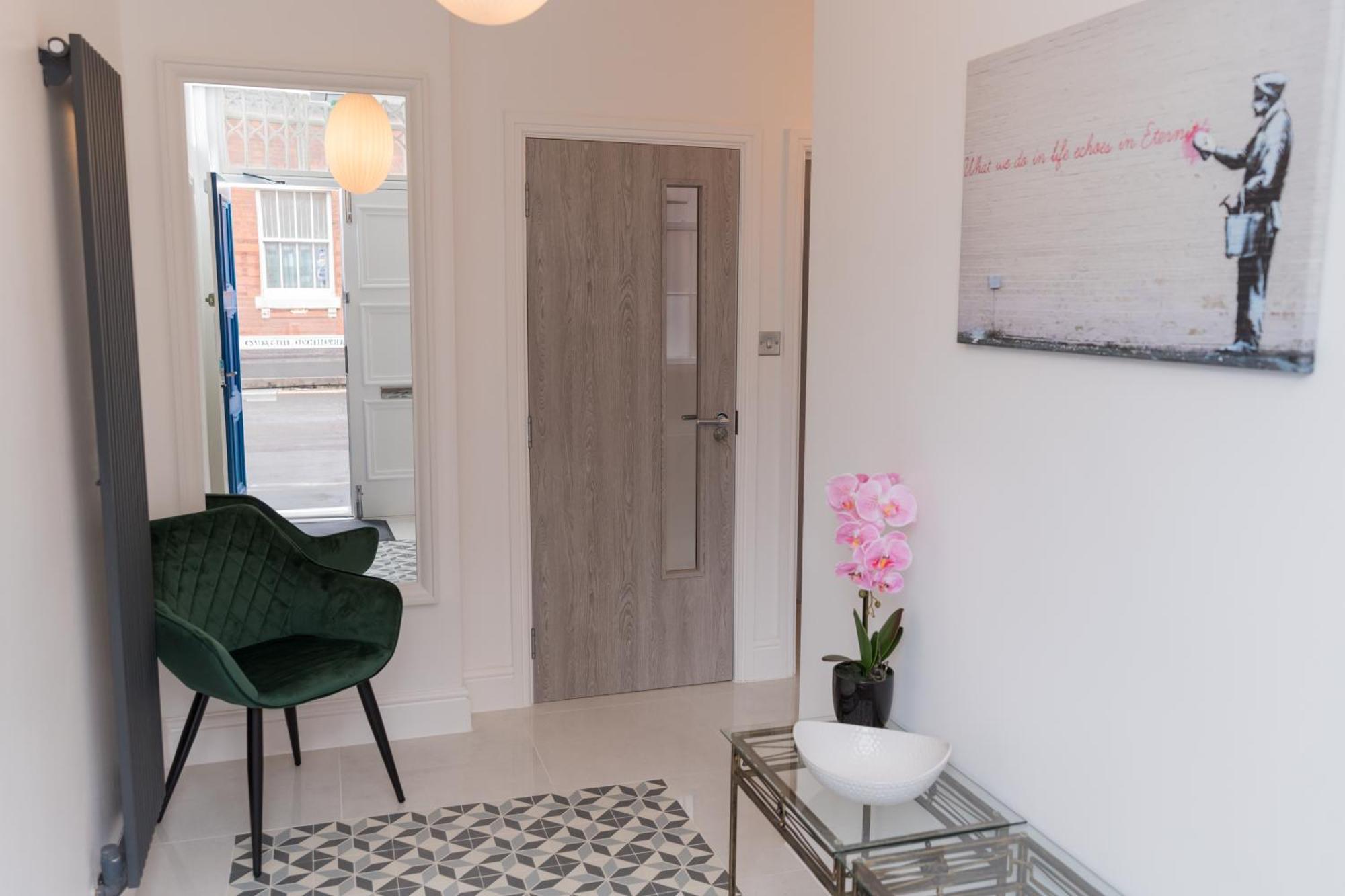 Luxurious 2 Bed Birmingham House Free Parking - Sleeps 6アパートメント エクステリア 写真