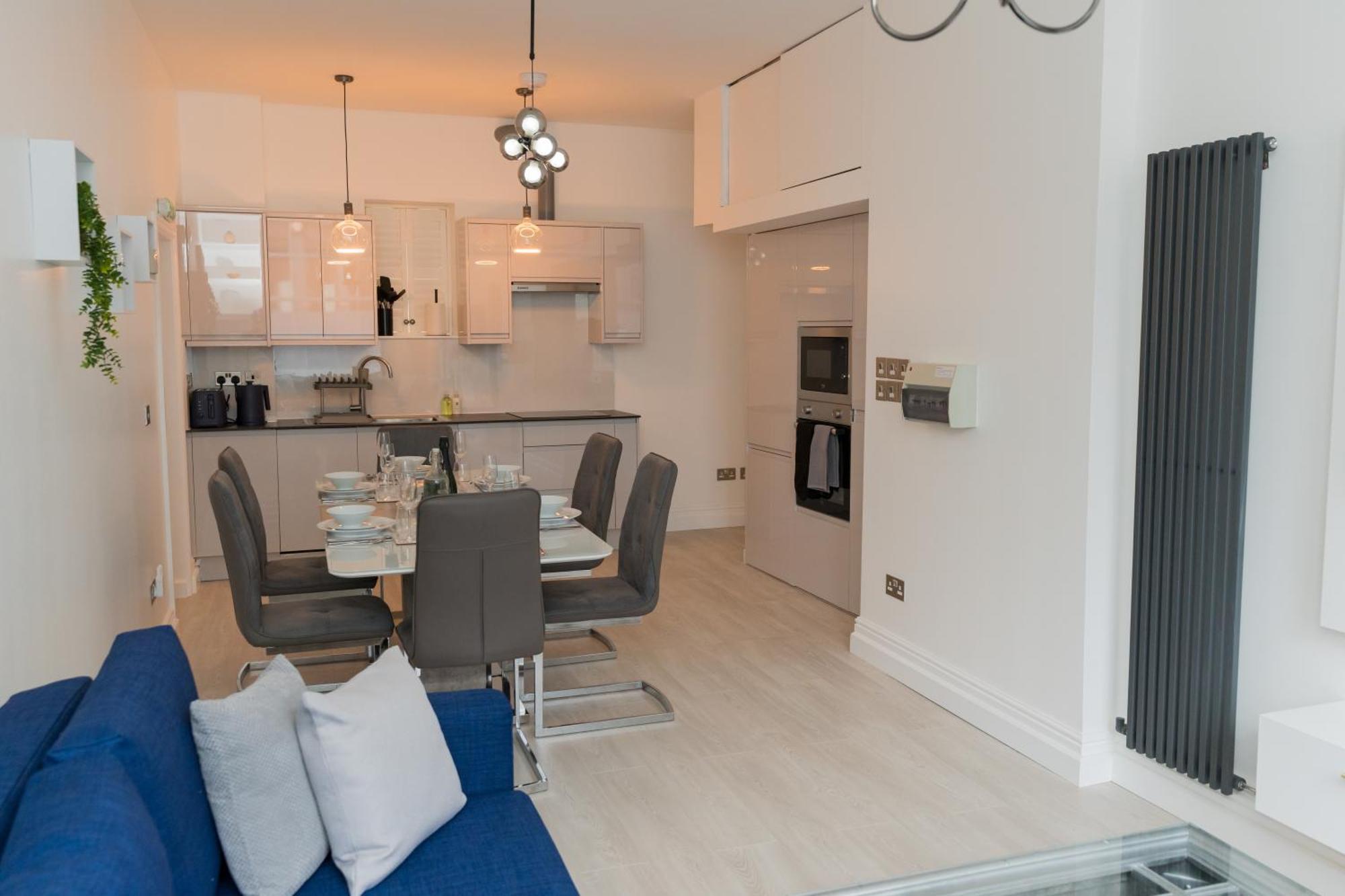 Luxurious 2 Bed Birmingham House Free Parking - Sleeps 6アパートメント エクステリア 写真
