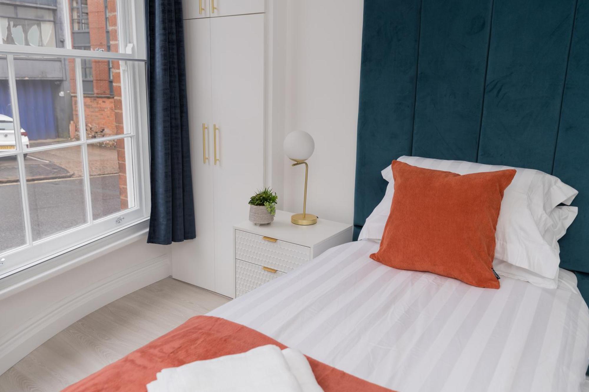 Luxurious 2 Bed Birmingham House Free Parking - Sleeps 6アパートメント エクステリア 写真